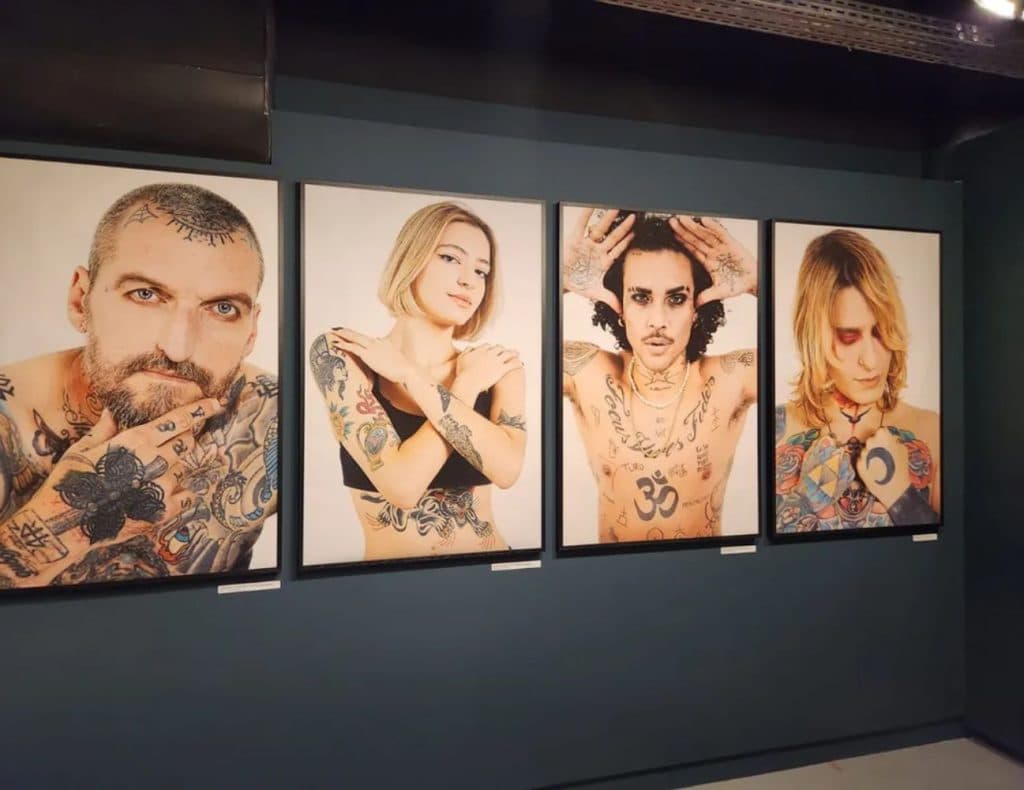 imagem de pessoas tatuadas da Exposição Arte da Alma